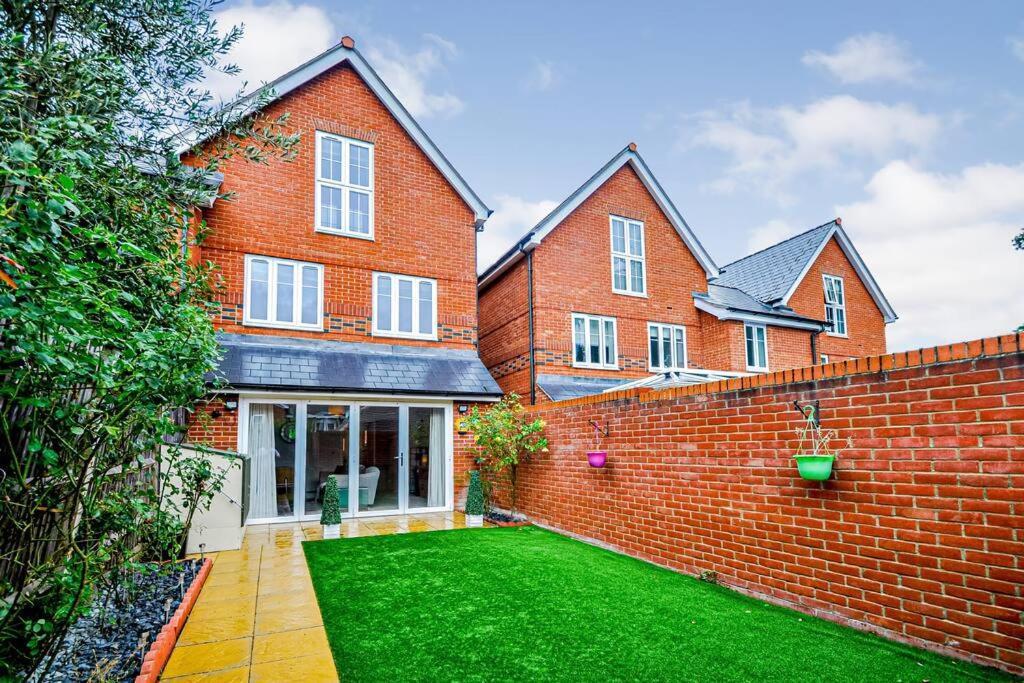 Entire House Sleeps 8 Near The River Thames Maidenhead Exterior photo