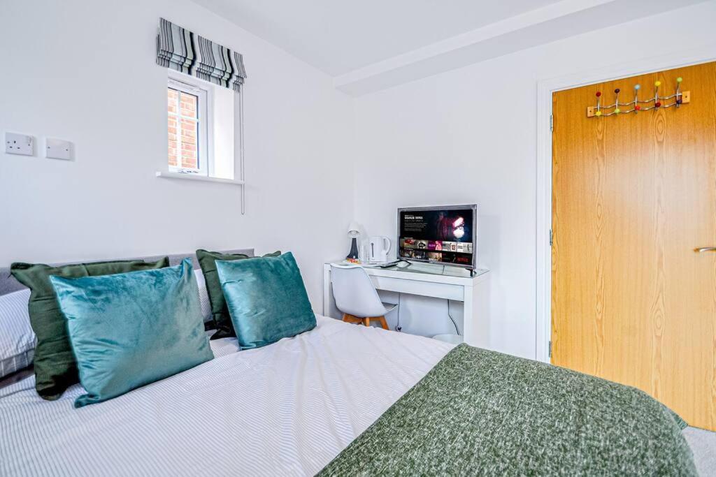 Entire House Sleeps 8 Near The River Thames Maidenhead Exterior photo
