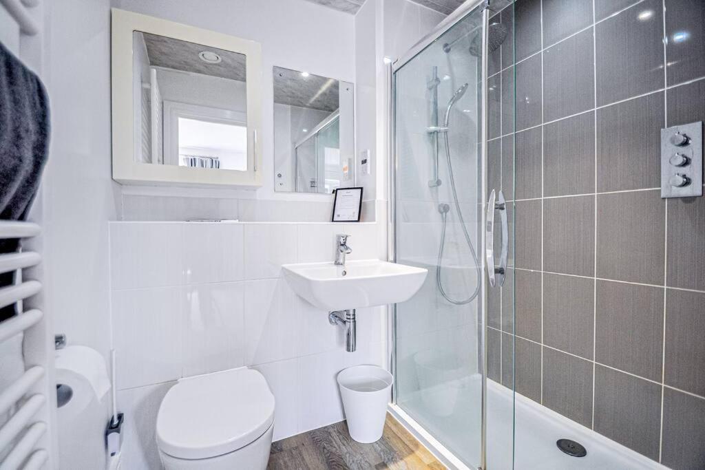 Entire House Sleeps 8 Near The River Thames Maidenhead Exterior photo