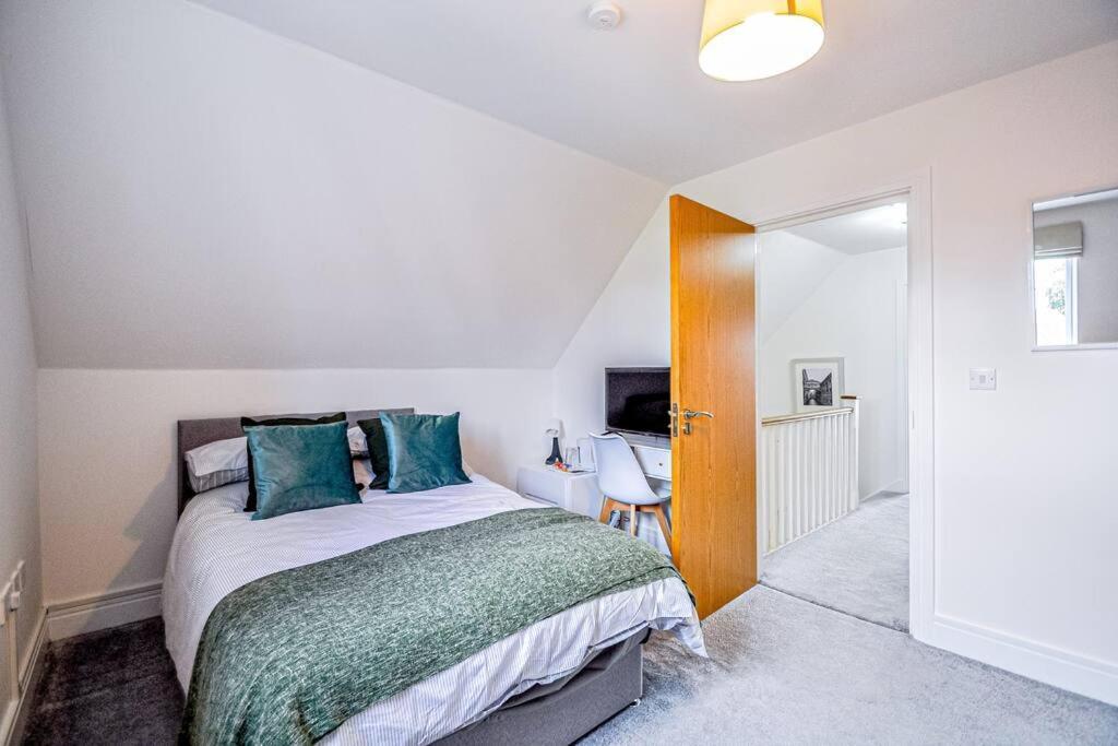 Entire House Sleeps 8 Near The River Thames Maidenhead Exterior photo