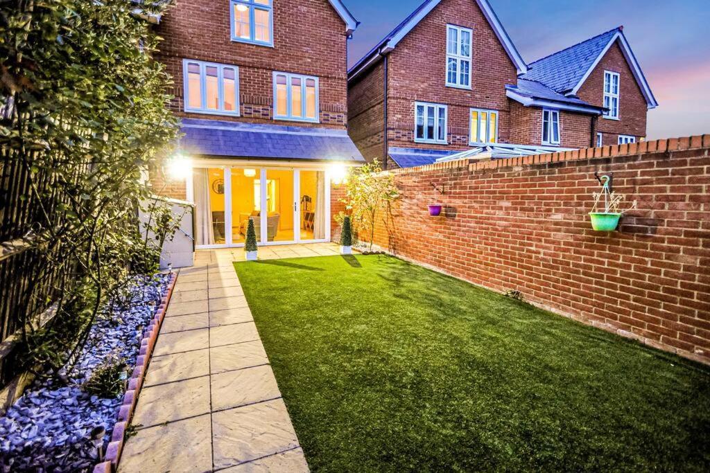 Entire House Sleeps 8 Near The River Thames Maidenhead Exterior photo