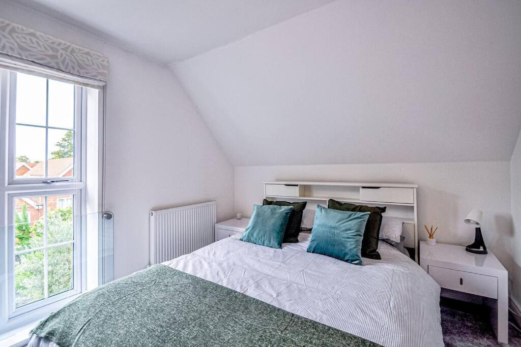 Entire House Sleeps 8 Near The River Thames Maidenhead Exterior photo